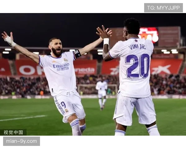 维尼修斯突破后伤退,在场边接受紧急治疗 维尼修斯突破后伤退,在场边接受紧急治疗